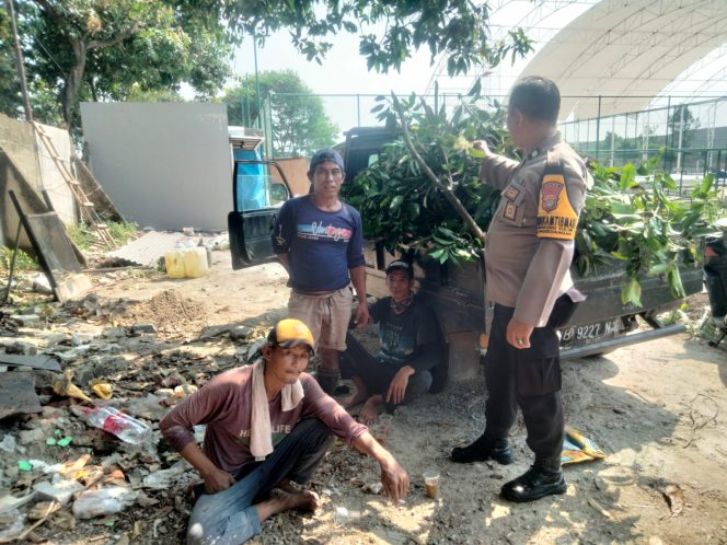 
					Sambang Warga, Bhabinkamtibmas Ajak Warga Cicayur 2 Waspada 3C dan Bahaya Narkoba