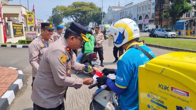 
					Sambut HUT RI ke-80, Polsek Kelapa Dua Bagikan Bendera Merah Putih Kepada Masyarakat