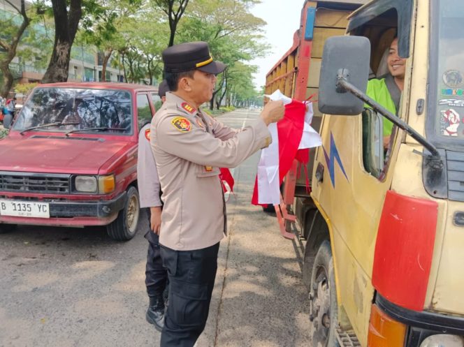
					Sambut HUT Ke – 80 Kemerdekaan Republik Indonesia Polsek Cisauk Membagikan Bendera Kepada Pengguna Jalan Dan Warga Di Sekitar