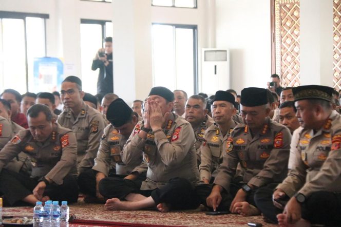 
					Dansat Brimob Polda Jabar Ikuti Binrohtal di Masjid Al-Amman Mapolda Jabar