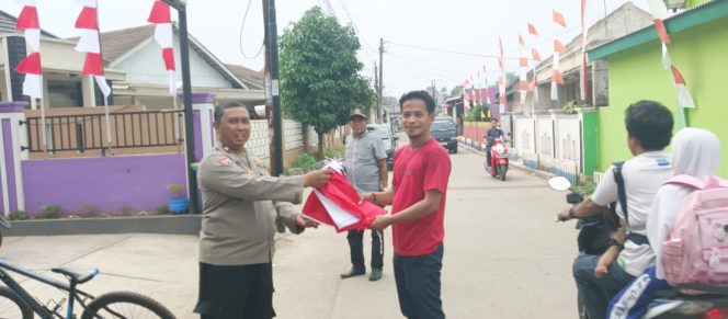 
					Bhabinkamtibmas Bojongkamal Ajak Warga Kibarkan Merah Putih Sambut HUT RI ke-80