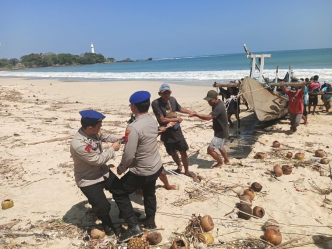 
					Sat Polairud Polres Garut Evakuasi Perahu Nelayan Tanpa ABK di Perairan Santolo