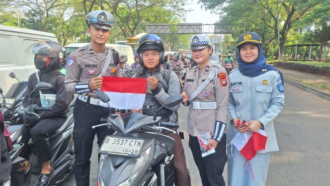 
					Sambut HUT ke-80 RI, Polres Tangsel Bagikan Bendera Merah Putih ke Masyarakat