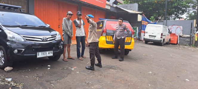
					Polsek Ciputat Timur Tertibkan Lalu Lintas di U-Turn Sandratex, Tegur ‘Pak Ogah’ dan Atur Arus Kendaraan