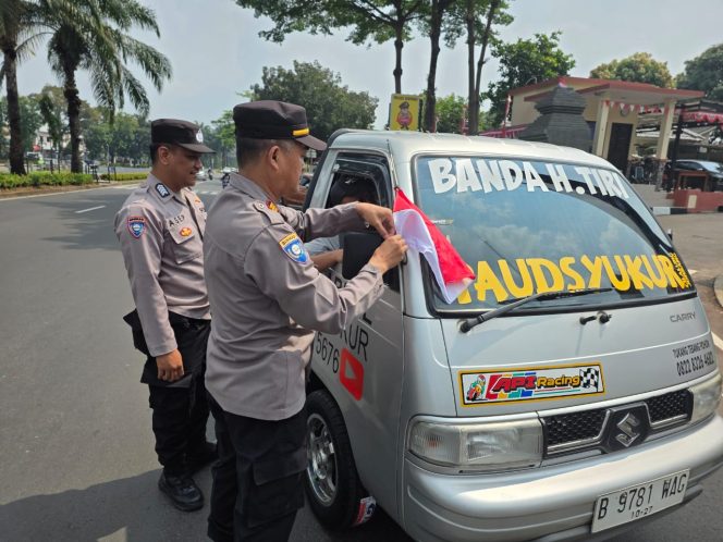 
					Sambut HUT RI ke-80, Polsek Serpong Bagikan 200 Bendera Merah Putih ke Pengendara