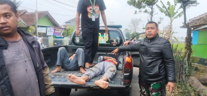 
					Polisi Evakuasi Laka Tunggal : Sepeda Motor Oleng, Dua Pelajar Tabrak Pagar