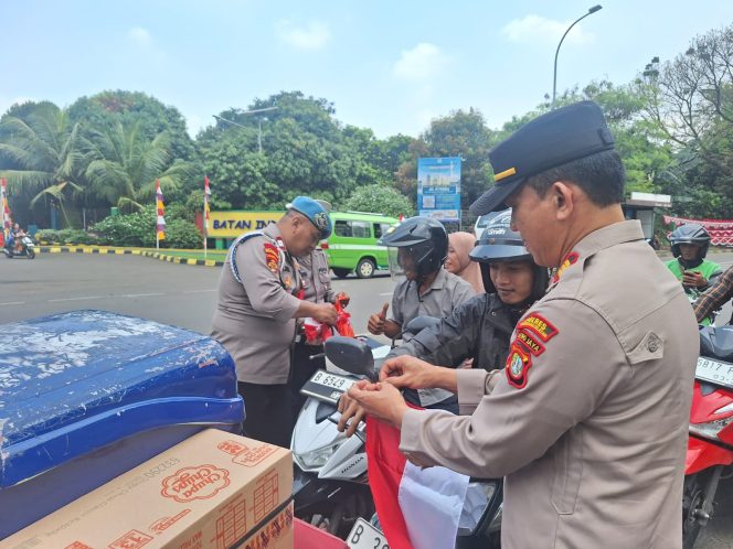 
					Bangkitkan Nasionalisme, Polsek Cisauk Bagikan Bendera Merah Putih ke Warga