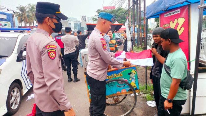 
					Sambut HUT RI ke-80, Polsek Ciputat Timur Bagikan 5.000 Bendera Merah Putih ke Pengguna Jalan dan PKL