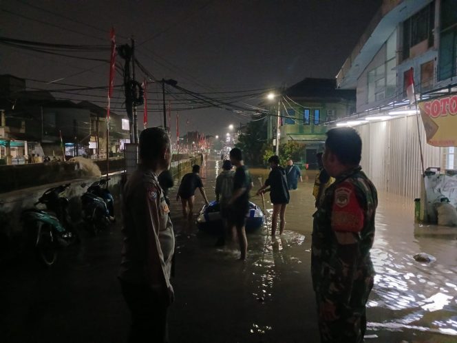 
					Bhabinkamtibmas Pondok Kacang Timur Pantau Debit Air Pasca Hujan Deras, Pastikan Situasi Terkendali