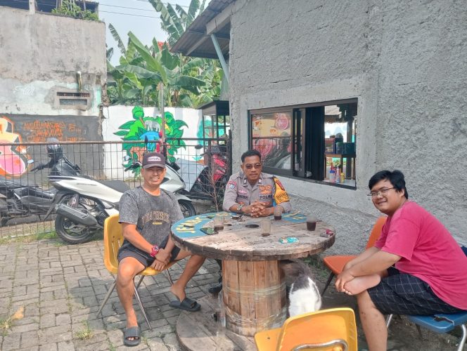 
					Dekat dengan Warga, Bhabinkamtibmas Pondok Pucung Jalin Keakraban Lewat Giat Sambang Kamtibmas