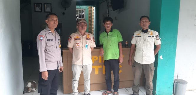 
					ODGJ Resahkan Pengunjung Minimarket di Ciputat Timur, Polisi dan Satpol PP Amankan ke Dinsos Tangsel
