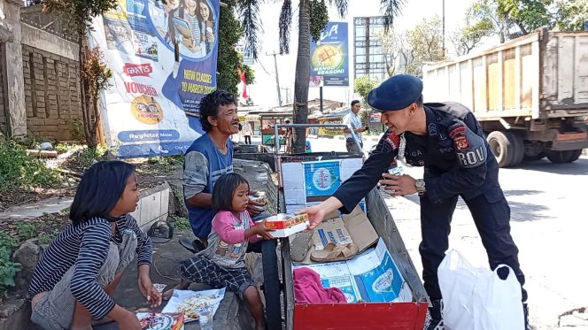 
					Satbrimob Polda Jabar Gelar Jumat Berkah, Bagikan 250 Makanan Gratis Kepada Warga