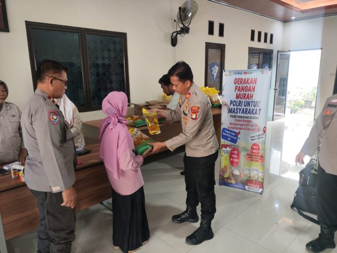
					Polres Tangsel Gelar Gerakan Pangan Murah Bersama Bulog, 400 Paket Sembako Dijual di Bawah HET