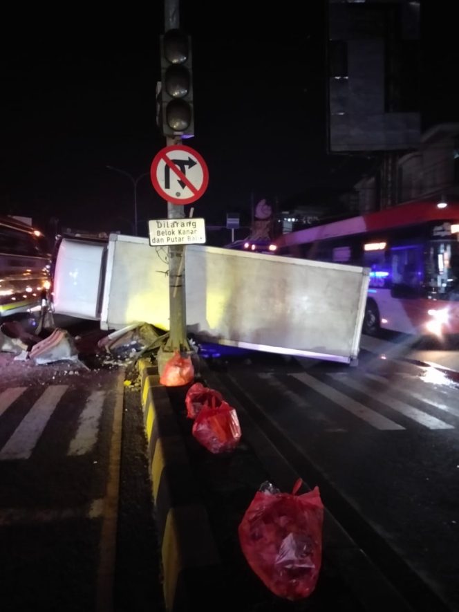 
					Polsek Ciputat Timur Sigap Evakuasi Truk Boks Bermuatan Es Batu Akibat Pecah Ban