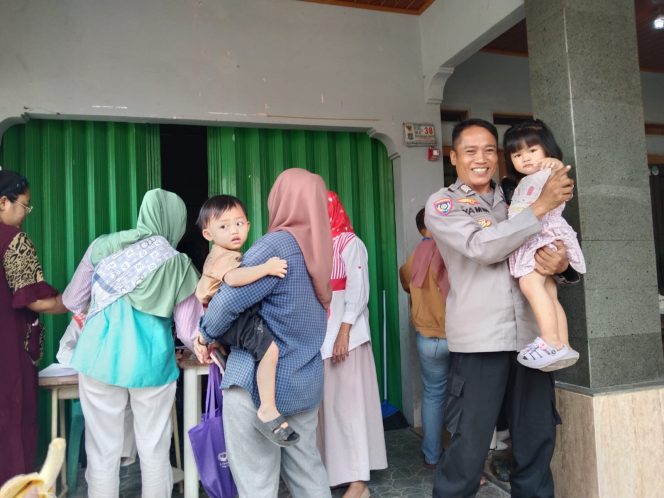 
					Bhabinkamtibmas Parigi Lama Sambangi Posyandu Dahlia RW 05, Ajak Warga Rutin Periksa Kesehatan