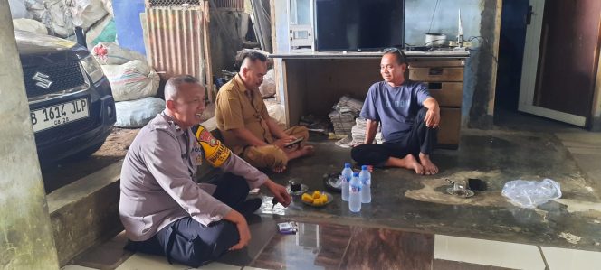 
					Bhabinkamtibmas Suradita Sambangi Ketua RW, Bahas Keamanan Lingkungan