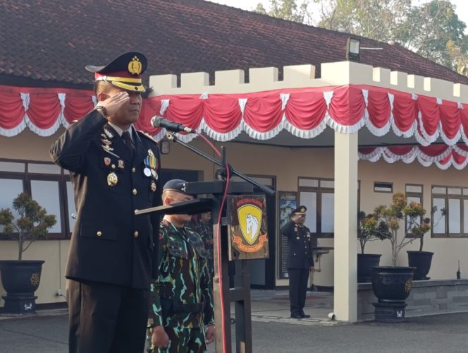
					Wadansat Brimob Polda Jabar Pimpin Upacara HUT Kemerdekaan RI ke-80 di Lapangan Boma