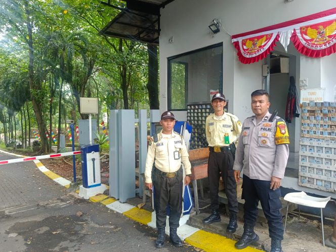 
					Bhabinkamtibmas Sambangi Security Taman Tirta Golf, Tegaskan Pentingnya Kewaspadaan