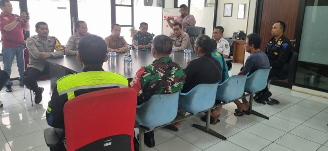 
					Bhabinkamtibmas dan Babinsa Jelupang Jalin Silaturahmi Lewat DDS di Buaran Barat