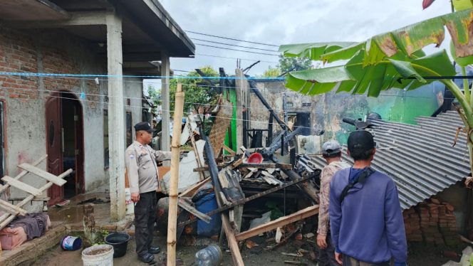 
					Sigap, Polsek Cibatu Amankan TKP Kebakaran Rumah di Pasir Junti