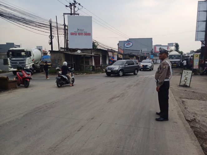 
					Unit Lantas Polsek Legok Protap Gatur Pagi, Lalu Lintas Pertigaan Maloko Terkendali