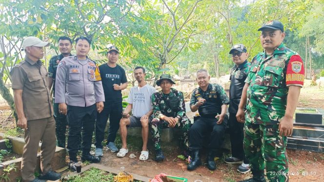 
					Sinergi Tiga Pilar, Bhabinkamtibmas Rawabuntu Gelar Kerjabakti Bersama Warga di Area Makam