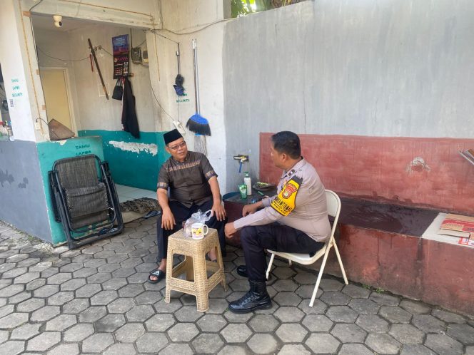 
					Bhabinkamtibmas Pamulang Timur Sambang Warga, Sampaikan Pesan Kamtibmas