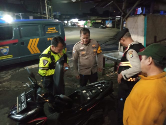 
					Polsek Pamulang Gelar Patroli Ops Cipta Kondisi, Cegah Gangguan Kamtibmas di Malam Hari