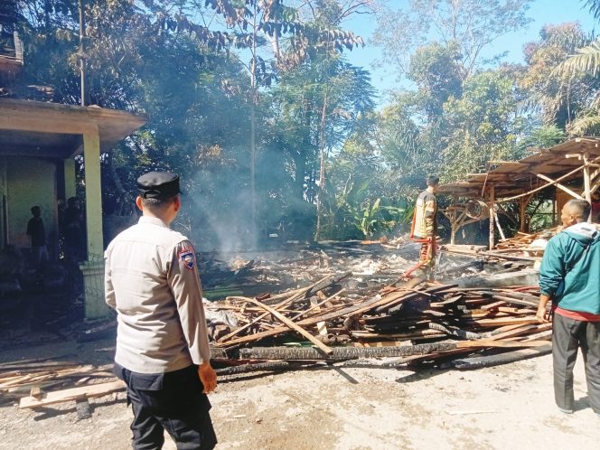 
					Respon Cepat, Polsek Pakenjeng Evakuasi dan Cek TKP Kebakaran Rumah Panggung