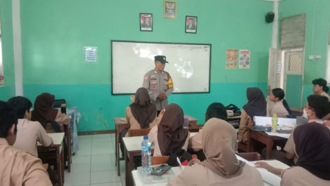 
					Bhabinkamtibmas Parigi Lama Beri Penyuluhan Kamtibmas di SMA Arip Rahman Hakim
