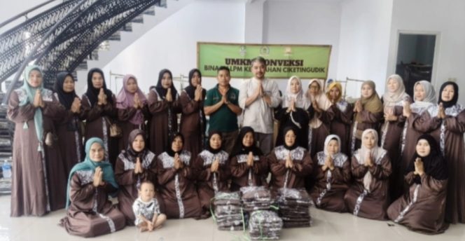 
					Ketua LPM Ciketing Udik Salim Samsudin Menyerahkan Secara Simbolis Seragam Baru Kepada Majelis Taklim Perempuan