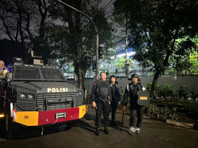 
					Dansat Brimob Polda Jabar Turun Langsung dalam Penanganan Unjuk Rasa di DPRD Jawa Barat