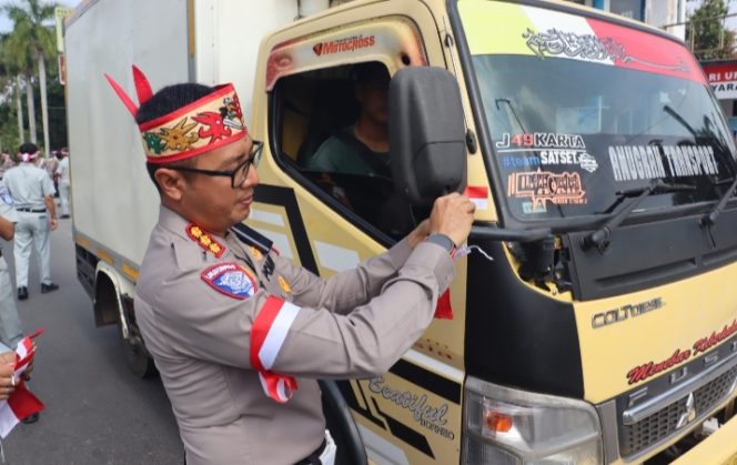 
					Maknai Kemerdekaan, Ditlantas Polda Kalteng Bagikan 1.000 Bendera Merah Putih Kepada Pengguna Jalan dan Masyarakat