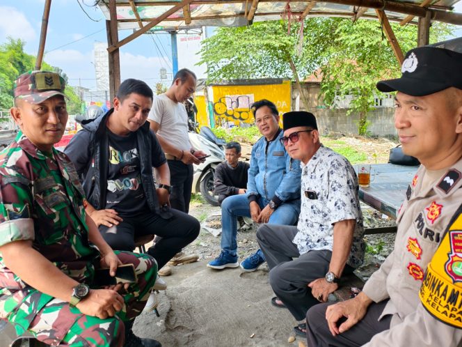 
					Bhabinkamtibmas Kelapa Dua Pantau Pertigaan Islamix, Ajak Warga Aktif Jaga Kamtibmas