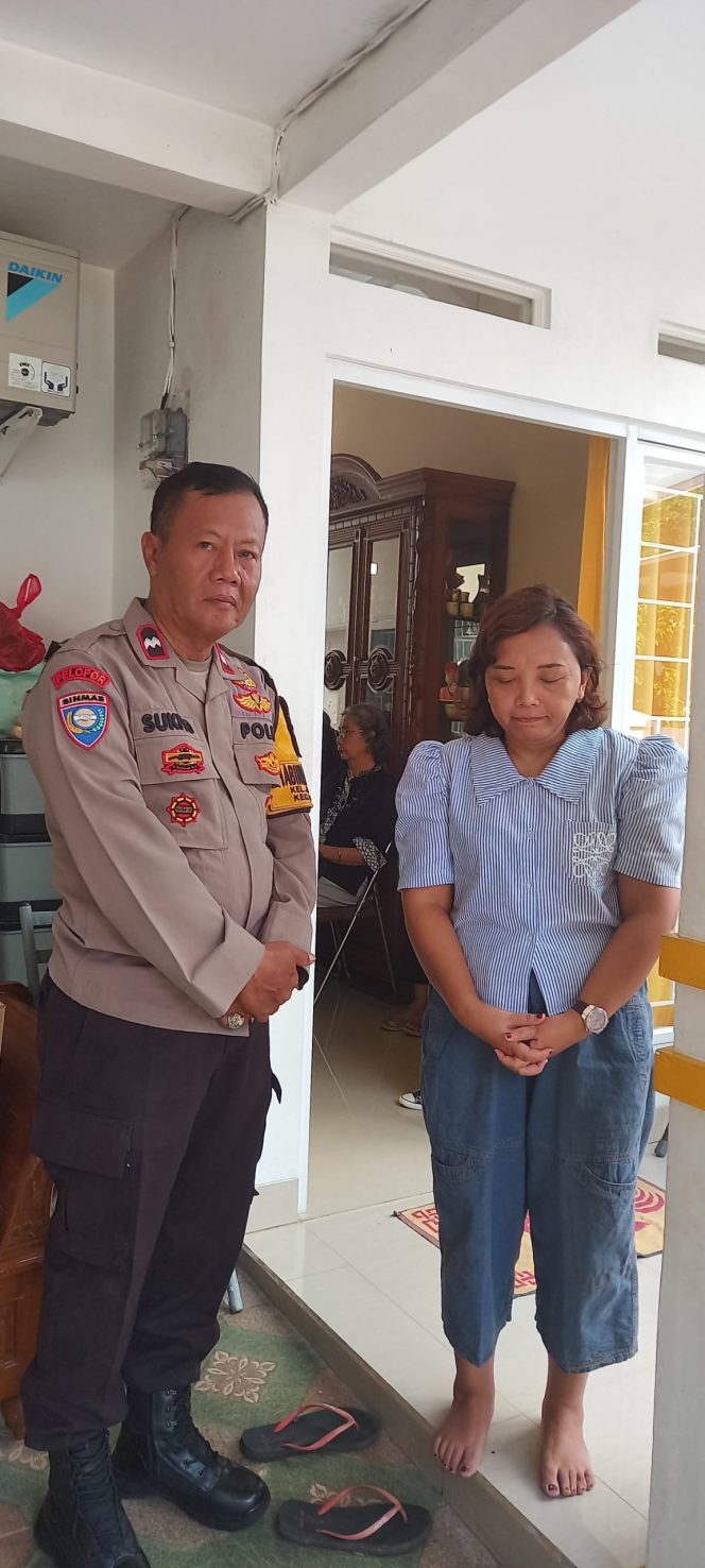 
					Bhabinkamtibmas Kelurahan Jombang Mewakili Kapolsek Ciputat Timur Sampaikan Duka Cita Atas Wafatnya Staf KBRI Indonesia di Peru