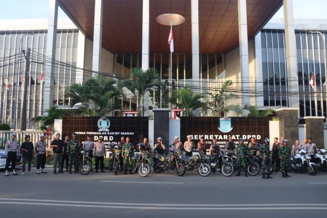 
					Puluhan Personel Gabungan TNI-Polri Gelar Patroli Skala Besar di Tangsel