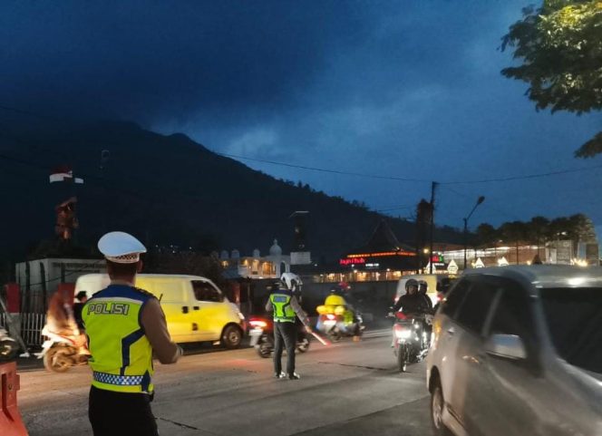 
					Peningkatan Arus Lalu Lintas Long Weekend : Satlantas Polres Garut Terapkan Rekayasa Lalu Lintas