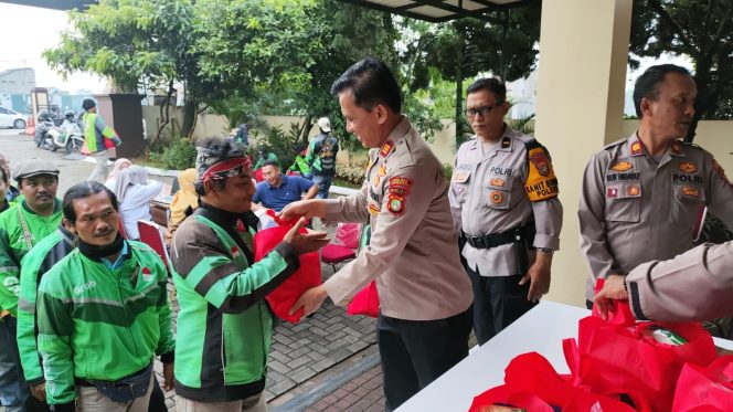 
					Pererat Sinergi, Polsek Cisauk Bagikan Sembako dan Layanan Kesehatan Gratis bagi Ojol