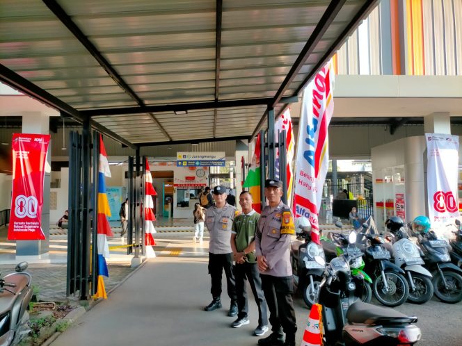 
					Bhabinkamtibmas Ciputat Timur Lakukan Pemantauan Massa di Stasiun Jurangmangu