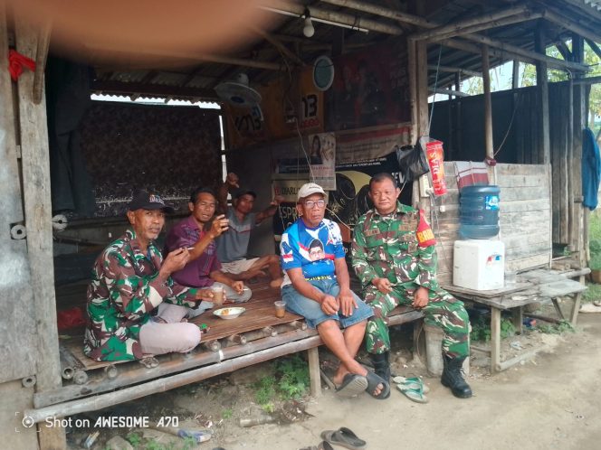 
					Babinsa Koramil 14/Panongan Ajak Warga Tingkatkan Kewaspadaan Lingkungan dan Siskamling