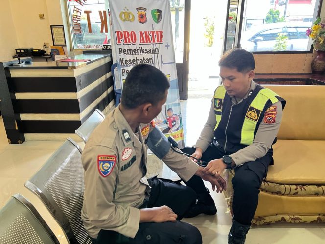 
					Sehatkan Anggota, Sidokkes Polres Garut Hadirkan Layanan Medis Proaktif di Polsek Leles