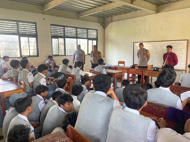 
					Polsek Pagedangan Himbau Pelajar SMK Bina Mandiri Tak Terprovokasi Aksi Unjuk Rasa