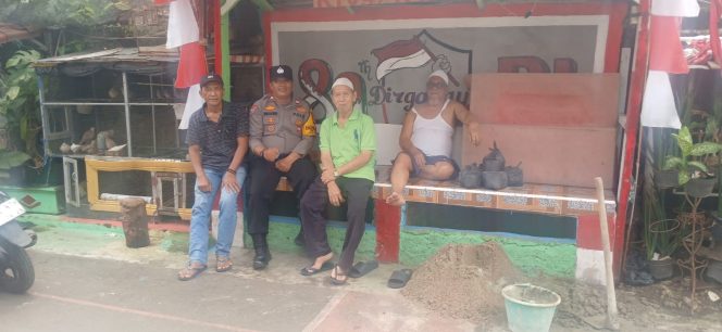 
					Polsek Pamulang Gelar Poskamling dan KRYD, Warga Diajak Aktif Jaga Kamtibmas