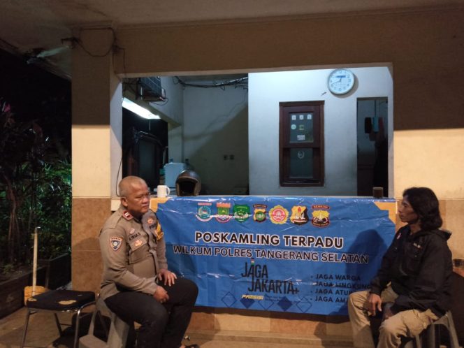 
					Bhabinkamtibmas Pamulang Barat Sambangi Pos Kamling, Ajak Warga Aktif Jaga Kamtibmas
