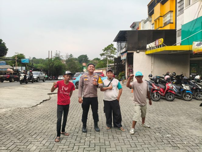
					Cegah Kriminalitas, Bhabinkamtibmas Buaran Sambangi Juru Parkir