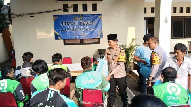 
					Polsek Cisauk Gelar Jumat Peduli, Bagikan Sembako untuk Komunitas Ojol