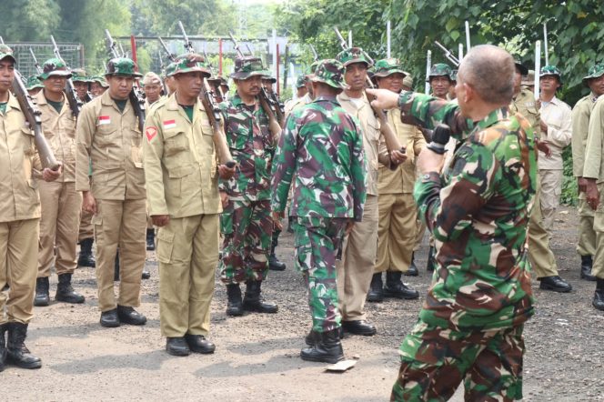 
					Prajurit Korem 052/Wijayakrama Tampilkan Defile Teatrikal Pejuang ’45 pada HUT ke-80 TNI