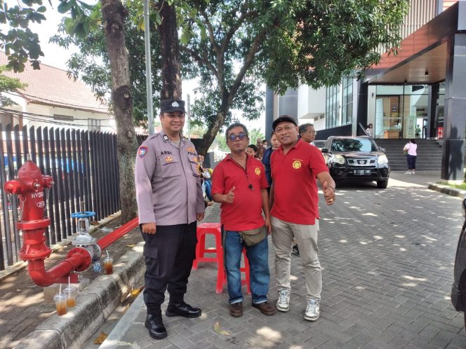 
					Pengamanan Gereja, Bhabinkamtibmas Pondok Karya Terjun Langsung ke Gereja St. Matius