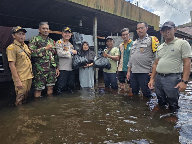 
					Polsek Manis Mata Laksanakan Monitoring Debit Air Sungai Jelai Serta Salurkan Bansos dan Layanan Kesehatan