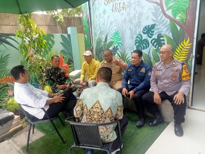 
					Bhabinkamtibmas Desa Sampora melaksanakan kegiatan sambang, tatap muka, dan Cooling System bersama tokoh masyarakat di Desa Sampora, Kecamatan Cisauk, Kabupaten Tangerang